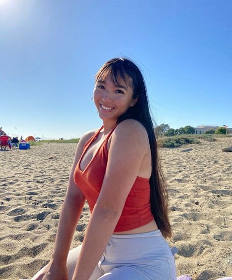 Nacktes geleaktes OnlyFans-Foto von Eliza Chau