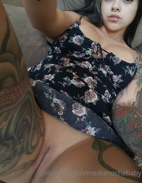 Nacktes geleaktes OnlyFans-Foto von Medianochebaby