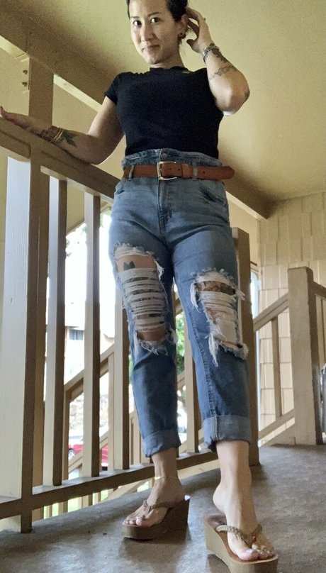 Kim_kisses_foot_goddess