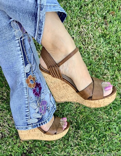 Kim_kisses_foot_goddess