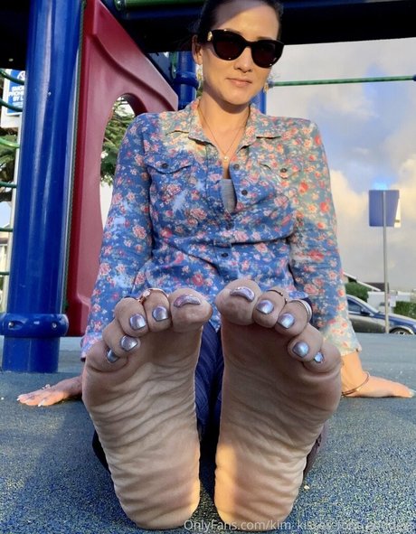 Kim_kisses_foot_goddess