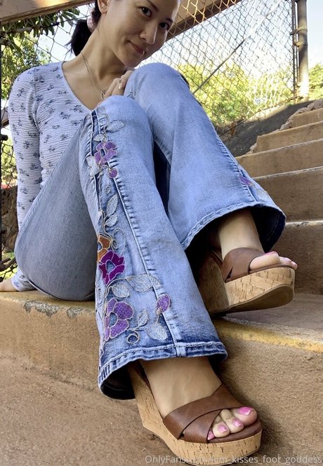 Kim_kisses_foot_goddess