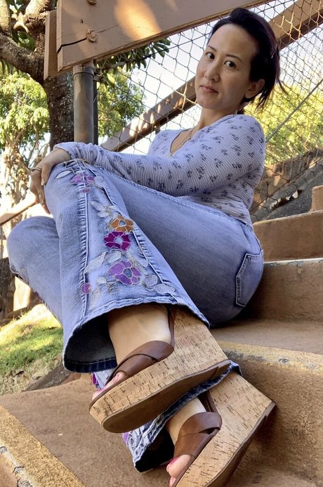 Kim_kisses_foot_goddess