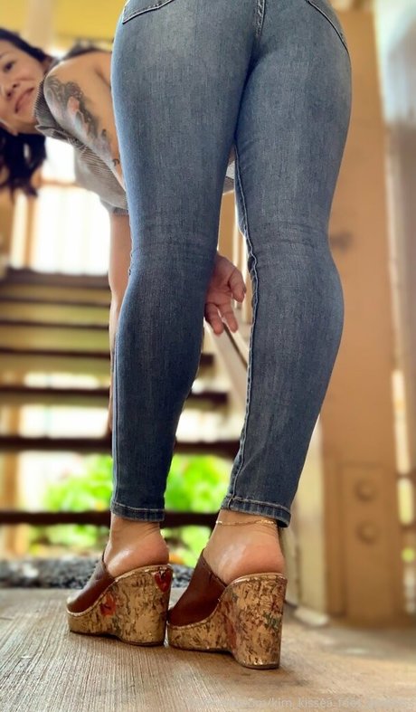 Kim_kisses_foot_goddess