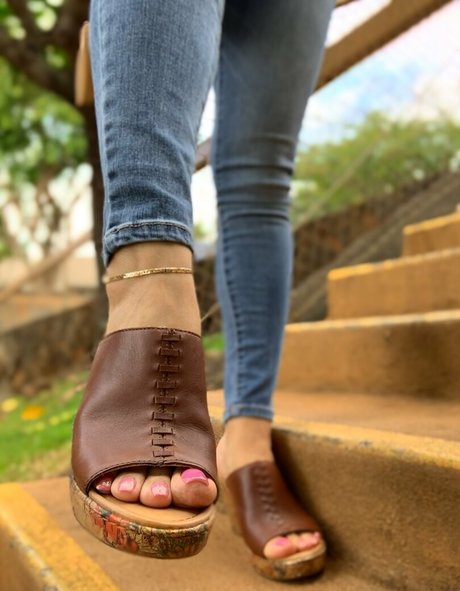 Kim_kisses_foot_goddess