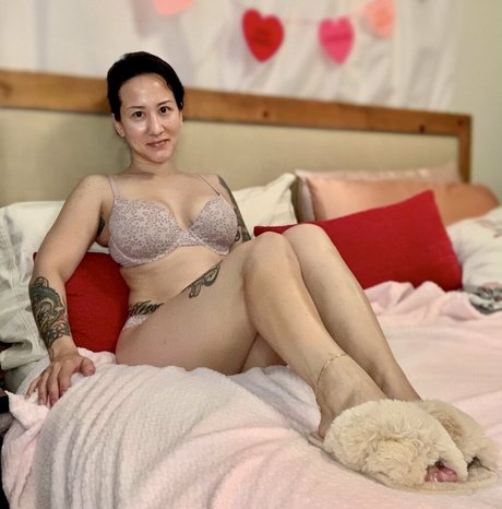 Kim_kisses_foot_goddess