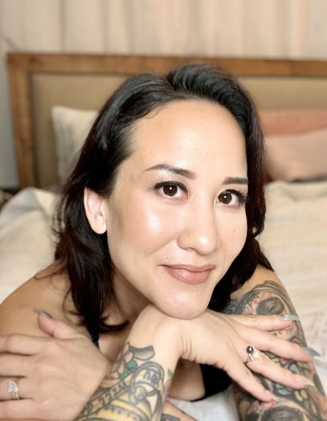 Kim_kisses_foot_goddess