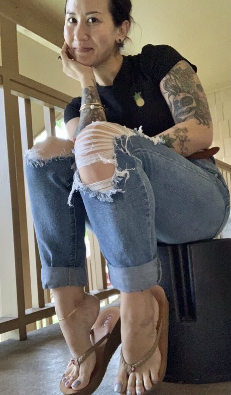 Kim_kisses_foot_goddess