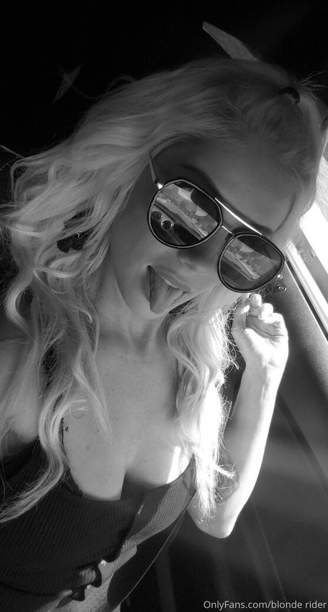 Nacktes geleaktes OnlyFans-Foto von Blonderider