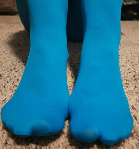 Calieyesnthiccthighs