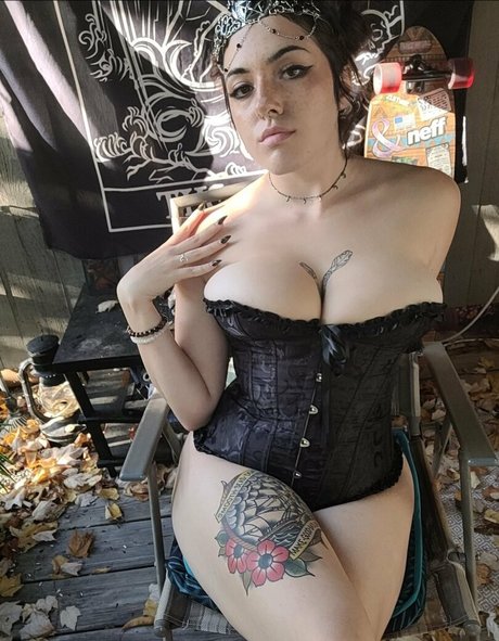 Nacktes geleaktes OnlyFans-Foto von Ravenlylith