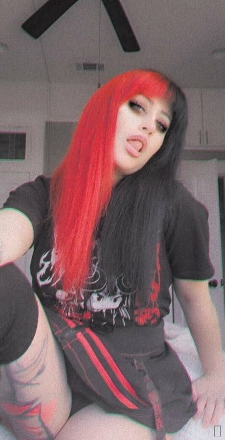 Nacktes geleaktes OnlyFans-Foto von Poppycarmine
