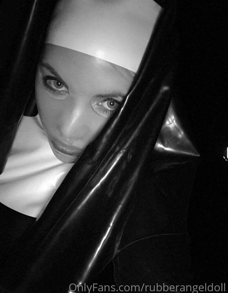 Nacktes geleaktes OnlyFans-Foto von Rubberangeldoll