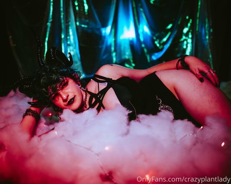 Nacktes geleaktes OnlyFans-Foto von Crazyplantlady