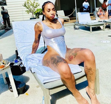 Nacktes geleaktes OnlyFans-Foto von Flyyytattedsky
