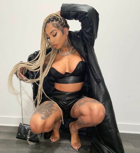 Nacktes geleaktes OnlyFans-Foto von Flyyytattedsky