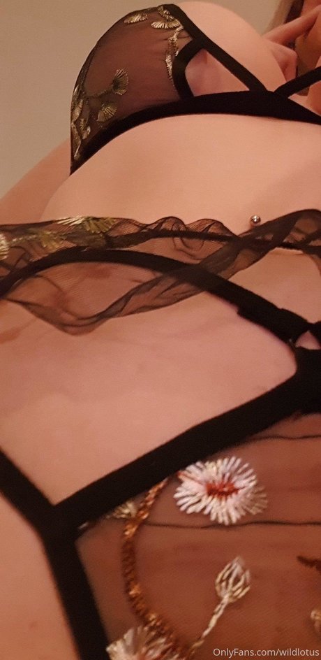 Nacktes geleaktes OnlyFans-Foto von Wildlotus