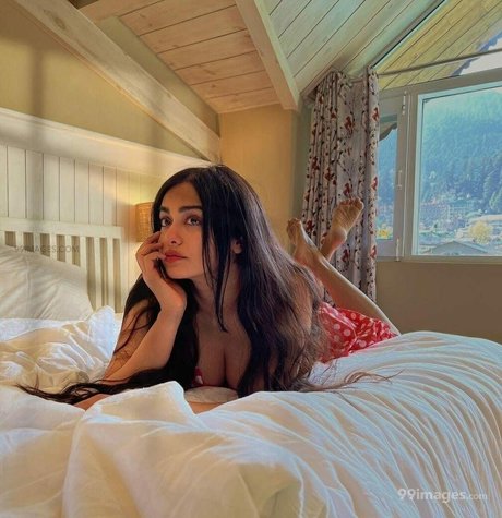 Nacktes geleaktes OnlyFans-Foto von Adah Sharma