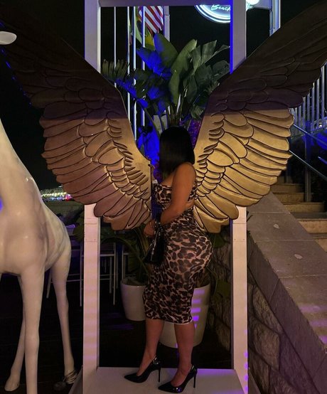 Nacktes geleaktes OnlyFans-Foto von Nadinedjelassi