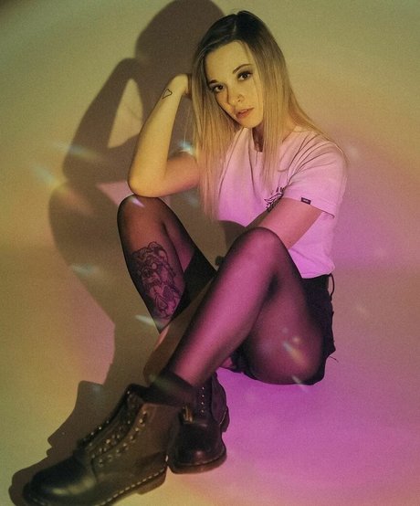 Nacktes geleaktes OnlyFans-Foto von Rainbowf0x
