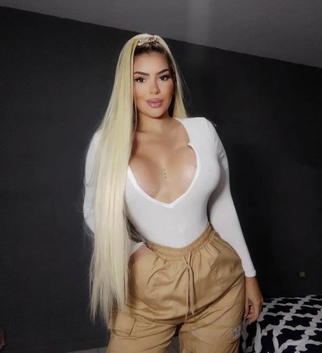 Nacktes geleaktes OnlyFans-Foto von Paola Flores