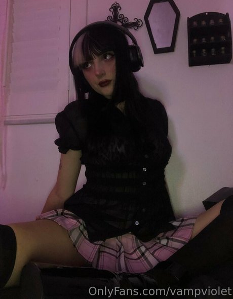 Nacktes geleaktes OnlyFans-Foto von Vampviolet