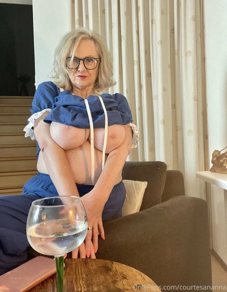 Nacktes geleaktes OnlyFans-Foto von Courtesananna