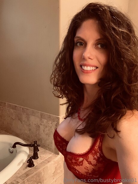 Nacktes geleaktes OnlyFans-Foto von Bustybrooke01