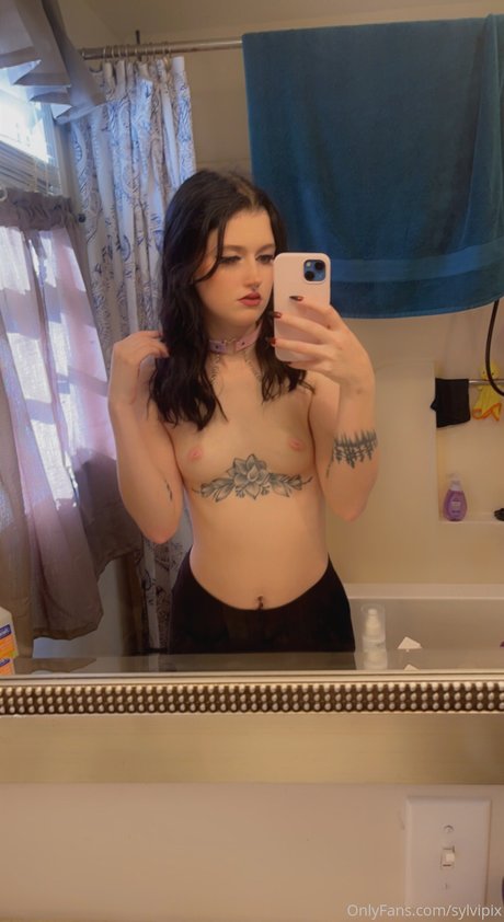 Nacktes geleaktes OnlyFans-Foto von Sylvipix Young Goth Milf