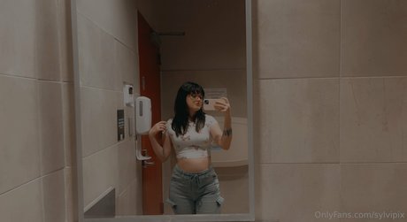 Nacktes geleaktes OnlyFans-Foto von Sylvipix Young Goth Milf
