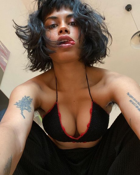 Nacktes geleaktes OnlyFans-Foto von Riya Hamid