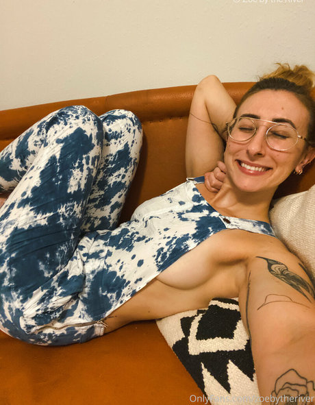Nacktes geleaktes OnlyFans-Foto von Zoebytheriverfree