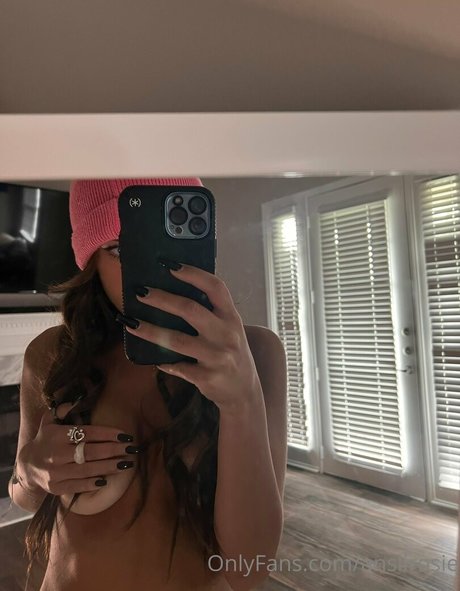 Nacktes geleaktes OnlyFans-Foto von Anslirosie