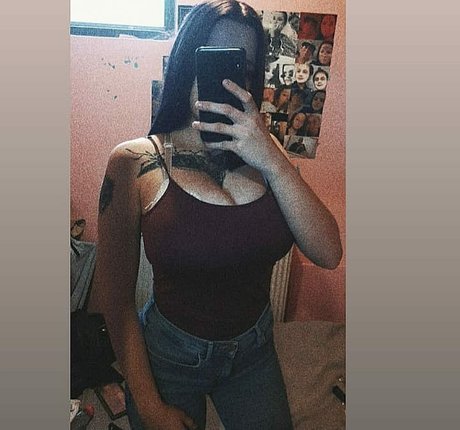 Nacktes geleaktes OnlyFans-Foto von Suzizvonar