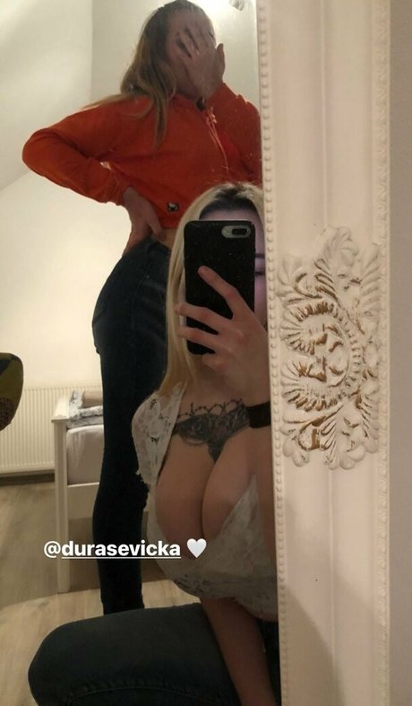 Nacktes geleaktes OnlyFans-Foto von Suzizvonar