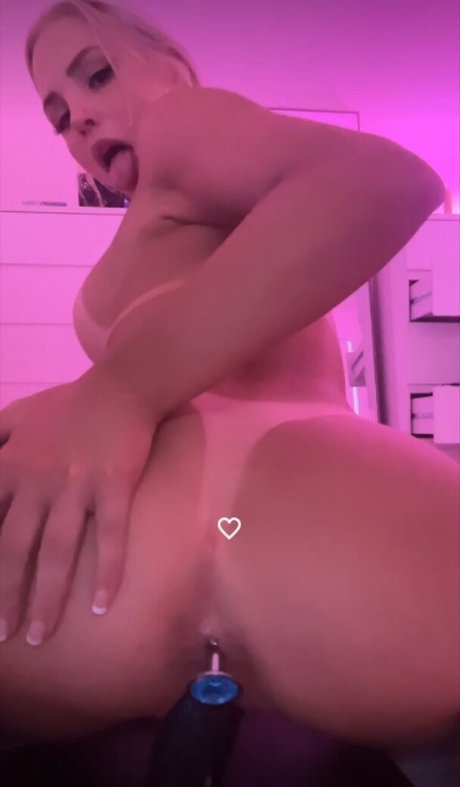 Nacktes geleaktes OnlyFans-Foto von Asmr Network