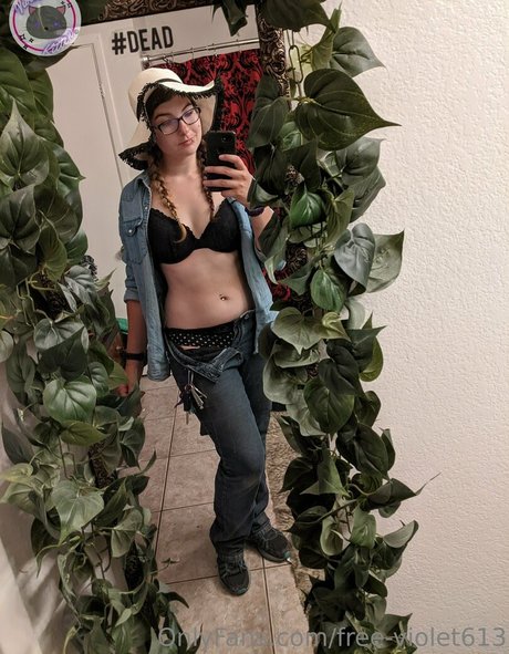 Nacktes geleaktes OnlyFans-Foto von Violet613videos
