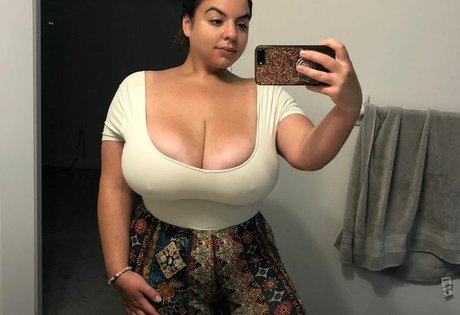 Nacktes geleaktes OnlyFans-Foto von Iloveteniah