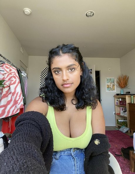 Nacktes geleaktes OnlyFans-Foto von Yamini Nambimadom
