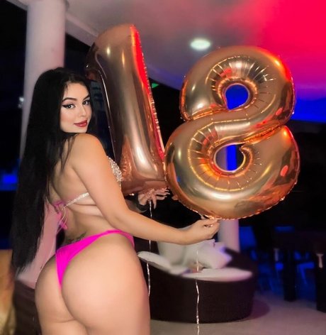 Nacktes geleaktes OnlyFans-Foto von Bella Angel Dezoitou