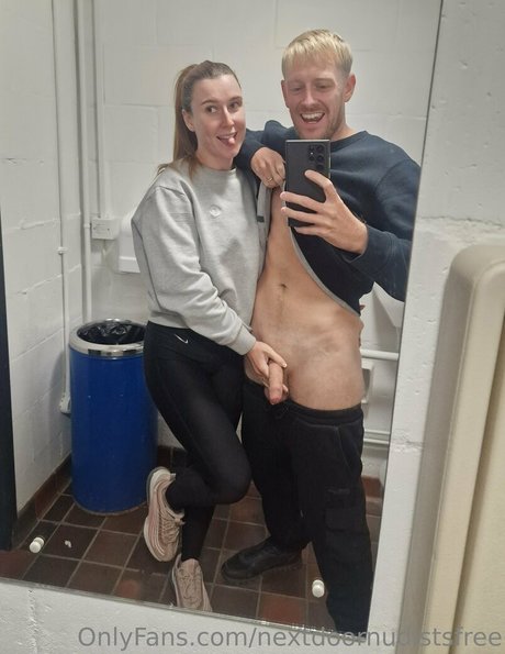 Nacktes geleaktes OnlyFans-Foto von Nextdoornudistsfree