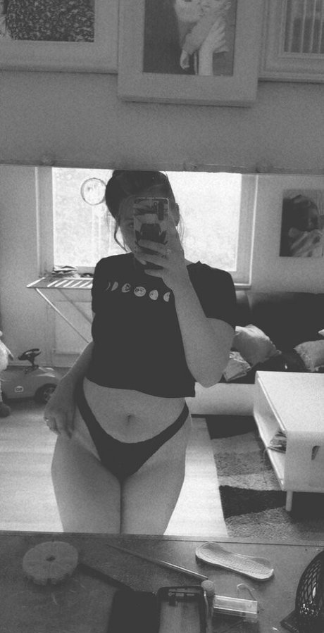 Nacktes geleaktes OnlyFans-Foto von Emily Erdbeer