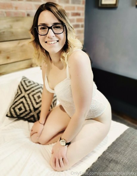 Nacktes geleaktes OnlyFans-Foto von Innocenthotwifexxx