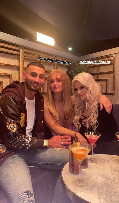 Nacktes geleaktes OnlyFans-Foto von Maisie Smith
