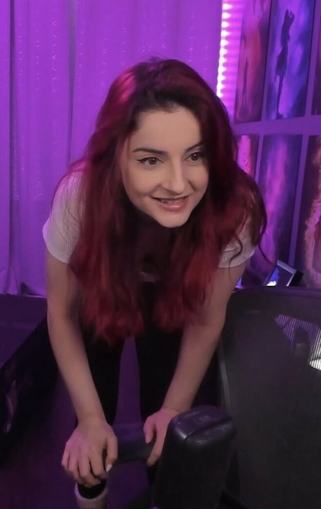 Nacktes geleaktes OnlyFans-Foto von Anniefuchsia
