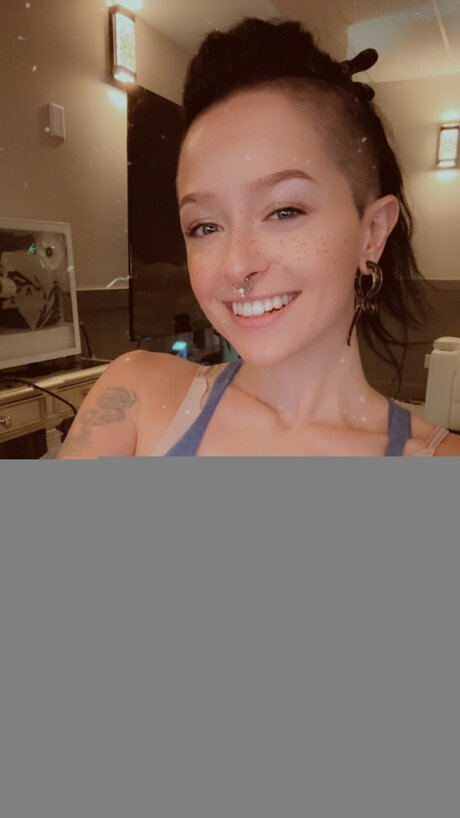 Nacktes geleaktes OnlyFans-Foto von Definitelynotlurnfree
