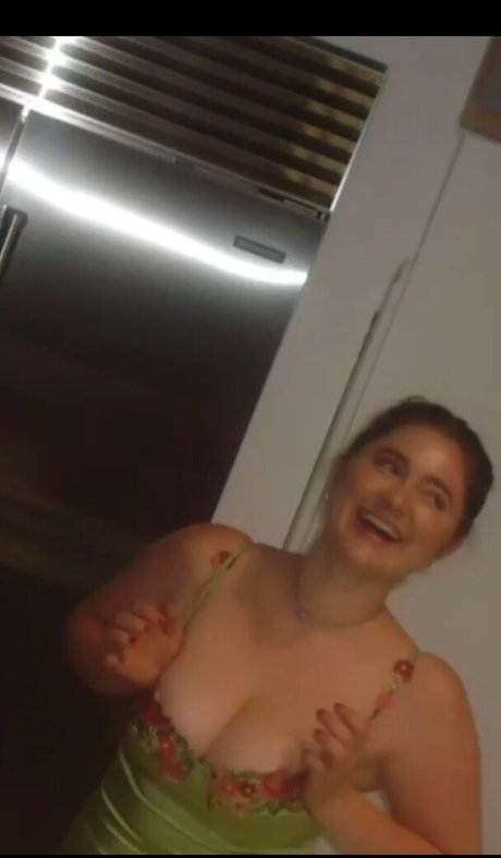 Nacktes geleaktes OnlyFans-Foto von Emma Kenney