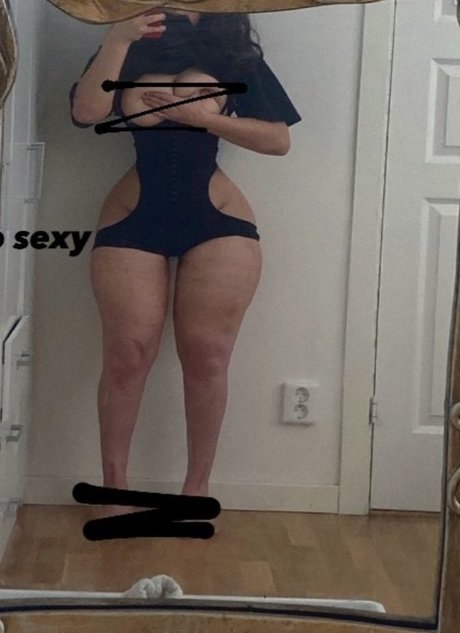 Nacktes geleaktes OnlyFans-Foto von Halola