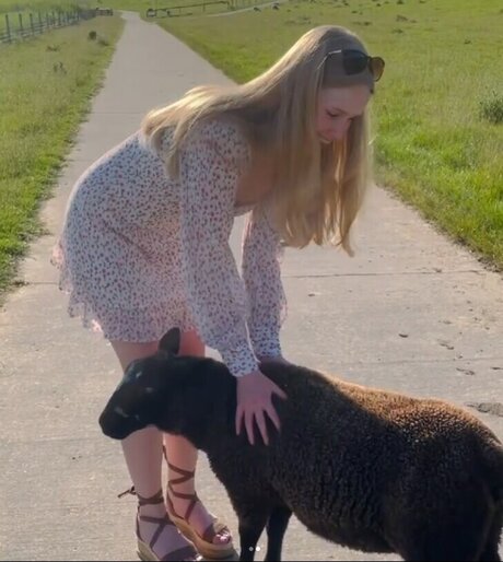 Nadine von relaxASMR