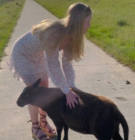 Nadine von relaxASMR